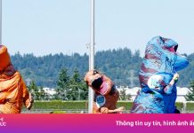 Bật cười xem 300 người mặc đồ khủng long chạy đua ở Mỹ