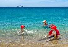 Bãi biển hoang sơ ít người biết ở miền Trung, nước trong xanh nhìn thấy đáy