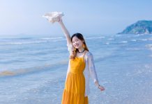 Bãi biển trong xanh, cát trắng trải dài, đẹp bình yên cách Hà Nội 3,5 giờ lái xe