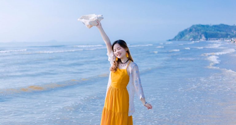 Bãi biển trong xanh, cát trắng trải dài, đẹp bình yên cách Hà Nội 3,5 giờ lái xe Bãi biển trong xanh, cát trắng trải dài, đẹp bình yên cách Hà Nội 3,5 giờ lái xe