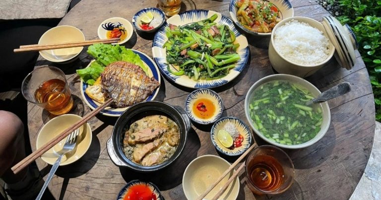 Bán 2 chai rượu mận giá 700.000 đồng, quán ở Lào Cai bị phạt 2 triệu đồng Bán 2 chai rượu mận giá 700.000 đồng, quán ở Lào Cai bị phạt 2 triệu đồng