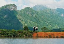 Cao nguyên cách Hà Nội 300km có biển mây, thác nước, khách rộn ràng reo vui