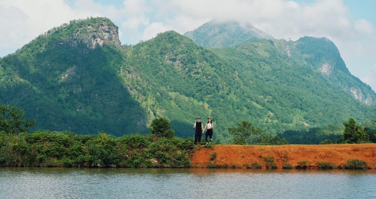 Cao nguyên cách Hà Nội 300km có biển mây, thác nước, khách rộn ràng reo vui Cao nguyên cách Hà Nội 300km có biển mây, thác nước, khách rộn ràng reo vui
