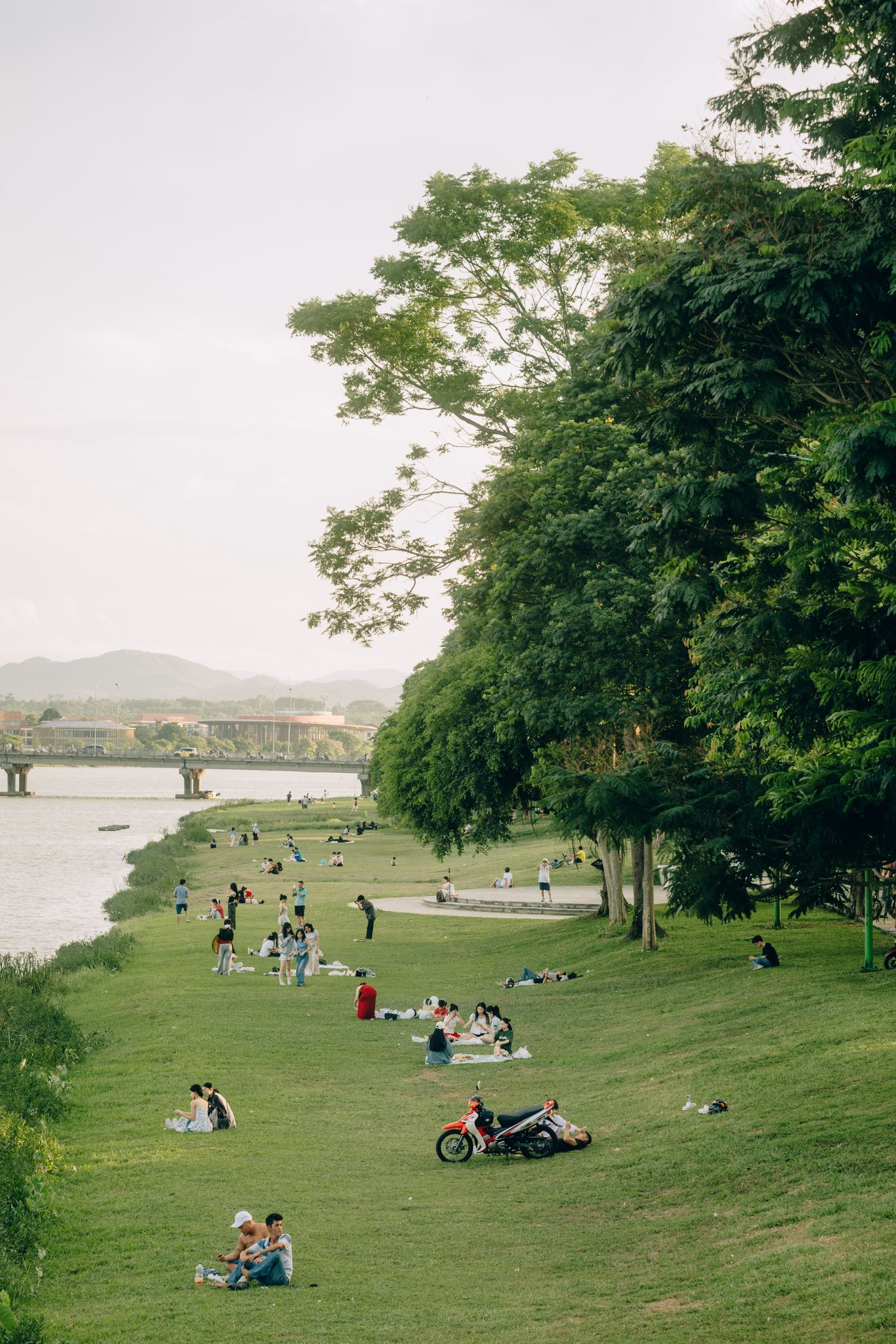 công viên bờ sông Huế.jpg