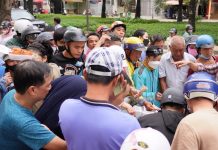 Quầy cua 45.000 đồng/con ở TPHCM: Khách xếp hàng 2 tiếng, tranh nhau mua