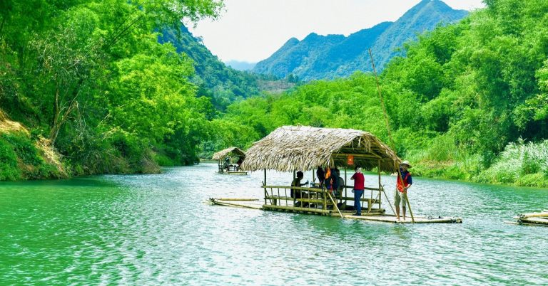 Du khách ngồi bè tre mê mẩn ngắm ‘Sa Pa thu nhỏ’ ở Thanh Hóa Du khách ngồi bè tre mê mẩn ngắm ‘Sa Pa thu nhỏ’ ở Thanh Hóa