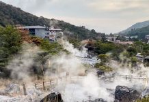 Du khách tìm cảm giác thư giãn ở ‘địa ngục’ mù mịt khói