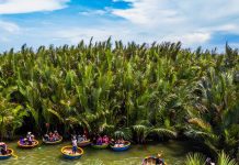 Du lịch Bến Tre: Khách Tây nghe đờn ca tài tử, tát mương bắt cá, làm kẹo dừa