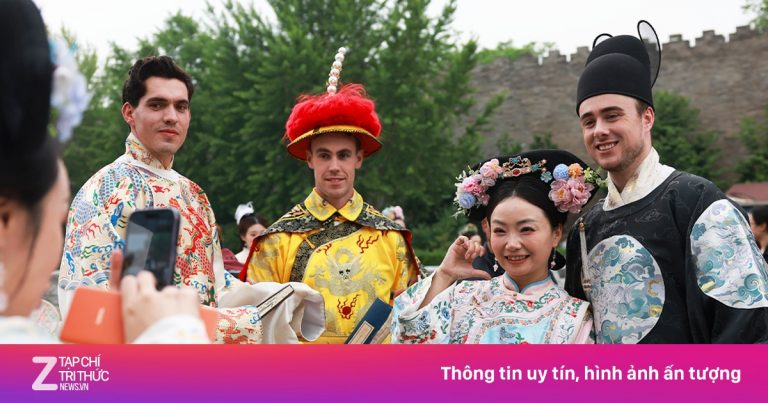 Khách Tây thích làm ‘hoàng thượng, quý phi’ ở Trung Quốc