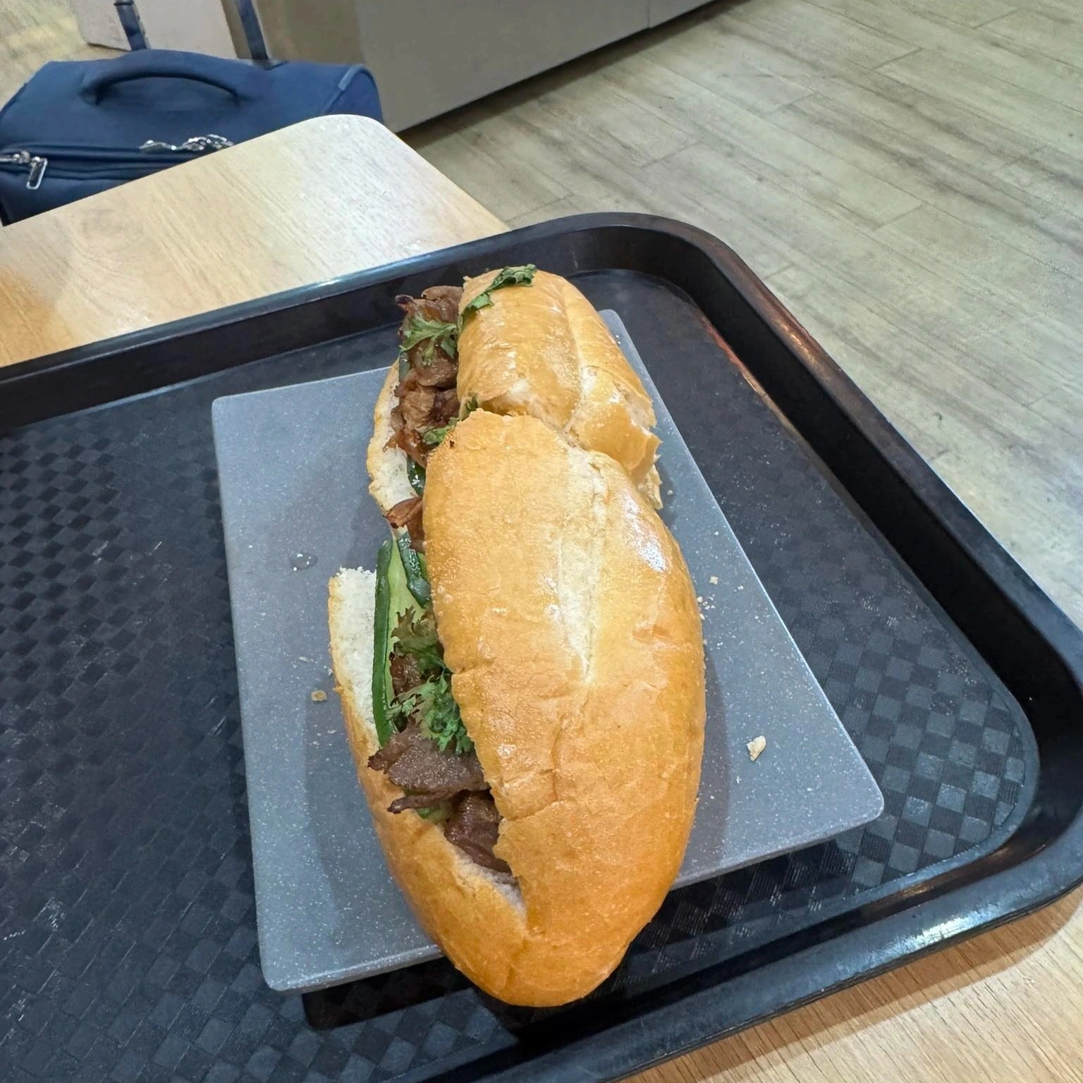 Vụ bánh mì 208.000 đồng ở Nội Bài: Cách các nước ngăn chặt chém ở sân bay - 1