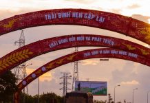 Khoảnh khắc chụp cổng chào “Thái Bình hẹn gặp lại” tạo nhiều cảm xúc