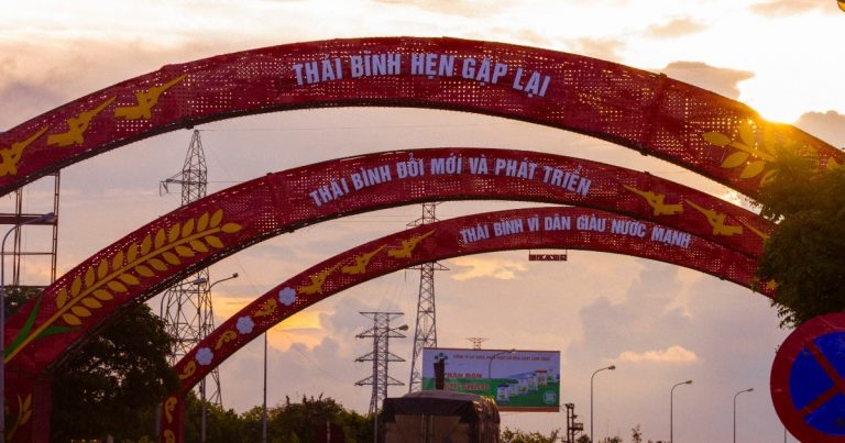 Khoảnh khắc chụp cổng chào “Thái Bình hẹn gặp lại” tạo nhiều cảm xúc Khoảnh khắc chụp cổng chào “Thái Bình hẹn gặp lại” tạo nhiều cảm xúc