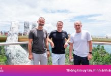 Huyền thoại bóng đá Michael Owen bất ngờ check-in cầu Vàng