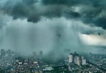 Cảnh bầu trời Hà Nội trước cơn mưa giông lớn như thước phim viễn tưởng