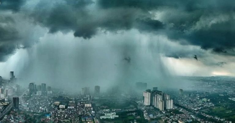 Cảnh bầu trời Hà Nội trước cơn mưa giông lớn như thước phim viễn tưởng Cảnh bầu trời Hà Nội trước cơn mưa giông lớn như thước phim viễn tưởng
