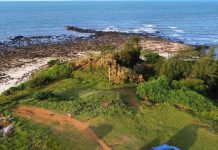 Mũi đá nhô ra bờ biển miền Trung cảnh đẹp hoang sơ, được ví như ‘viên ngọc ẩn’