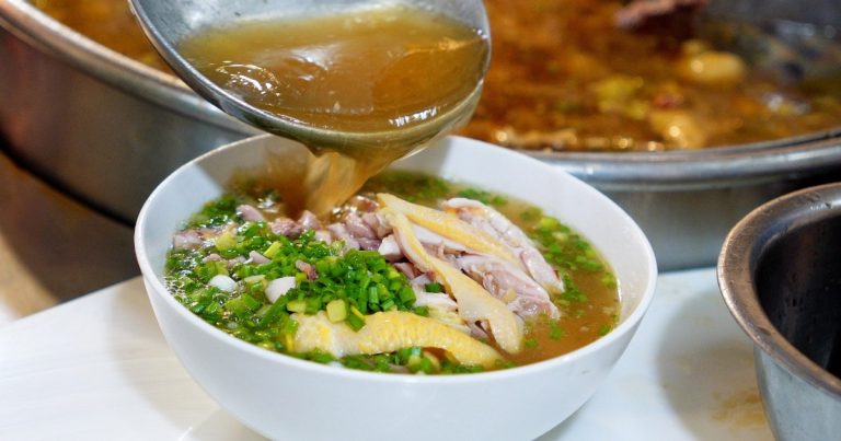 Quán phở gia truyền 65 năm, từng bị chê nhưng 3 lần được Michelin vinh danh