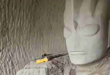 Tranh cãi bức tượng có phần thân như tượng Phật, phần đầu giống siêu nhân