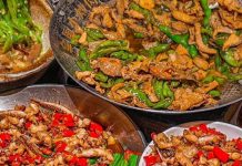 Tranh cãi quán thịt xào tuyển bồi bàn cần bằng đại học, lương 20 triệu đồng