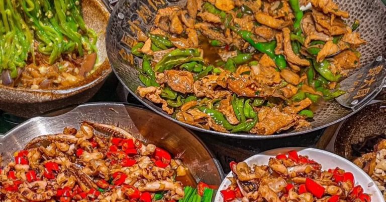 Tranh cãi quán thịt xào tuyển bồi bàn cần bằng đại học, lương 20 triệu đồng