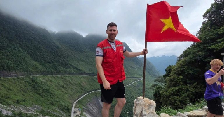 Vị khách tới Hà Giang hưởng tuần trăng mật gây sốt vì giống cầu thủ Messi Vị khách tới Hà Giang hưởng tuần trăng mật gây sốt vì giống cầu thủ Messi