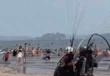 Dù lượn động cơ lao vào du khách trên bãi biển Hạ Long