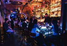 Hà Nội: Quán nước gây sốt với bàn pha chế làm bằng… bể cá Hà Nội: Quán nước gây sốt với bàn pha chế làm bằng… bể cá