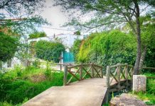 Cây cầu ngắn nhất thế giới đi vài giây sang nước khác, thay đổi cả múi giờ