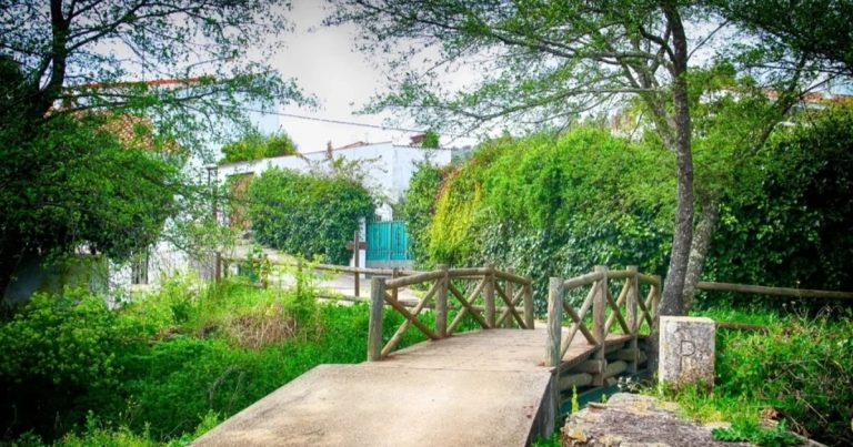Cây cầu ngắn nhất thế giới đi vài giây sang nước khác, thay đổi cả múi giờ