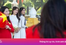 Chen chân chụp ảnh ở Lăng Bác một tháng trước 2/9