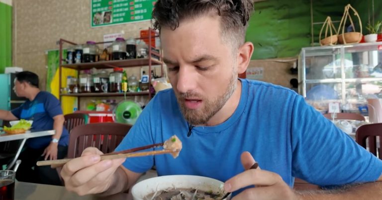 Thử món từng bị chê “tệ nhất Việt Nam”, đầu bếp Mỹ nói muốn ăn lần nữa