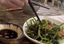 Thử món rau Việt lọt top “ngon nhất thế giới”, khách Nhật vỗ tay lia lịa