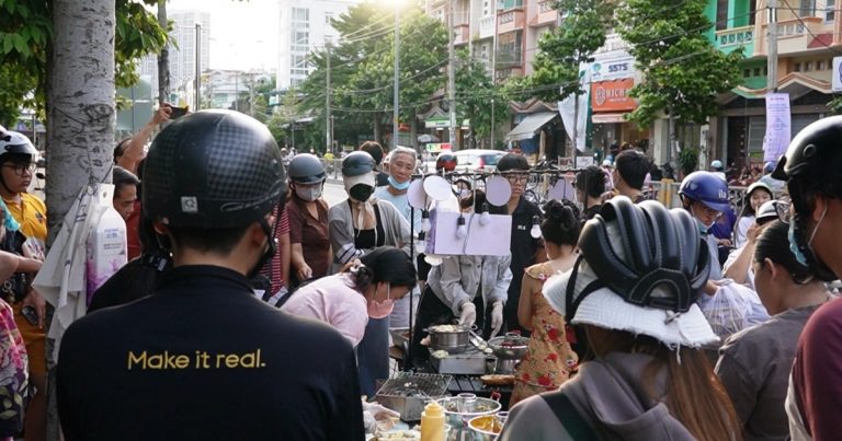 Bánh mì gạch cua gây sốt con đường ở TPHCM, khách xếp hàng cả tiếng