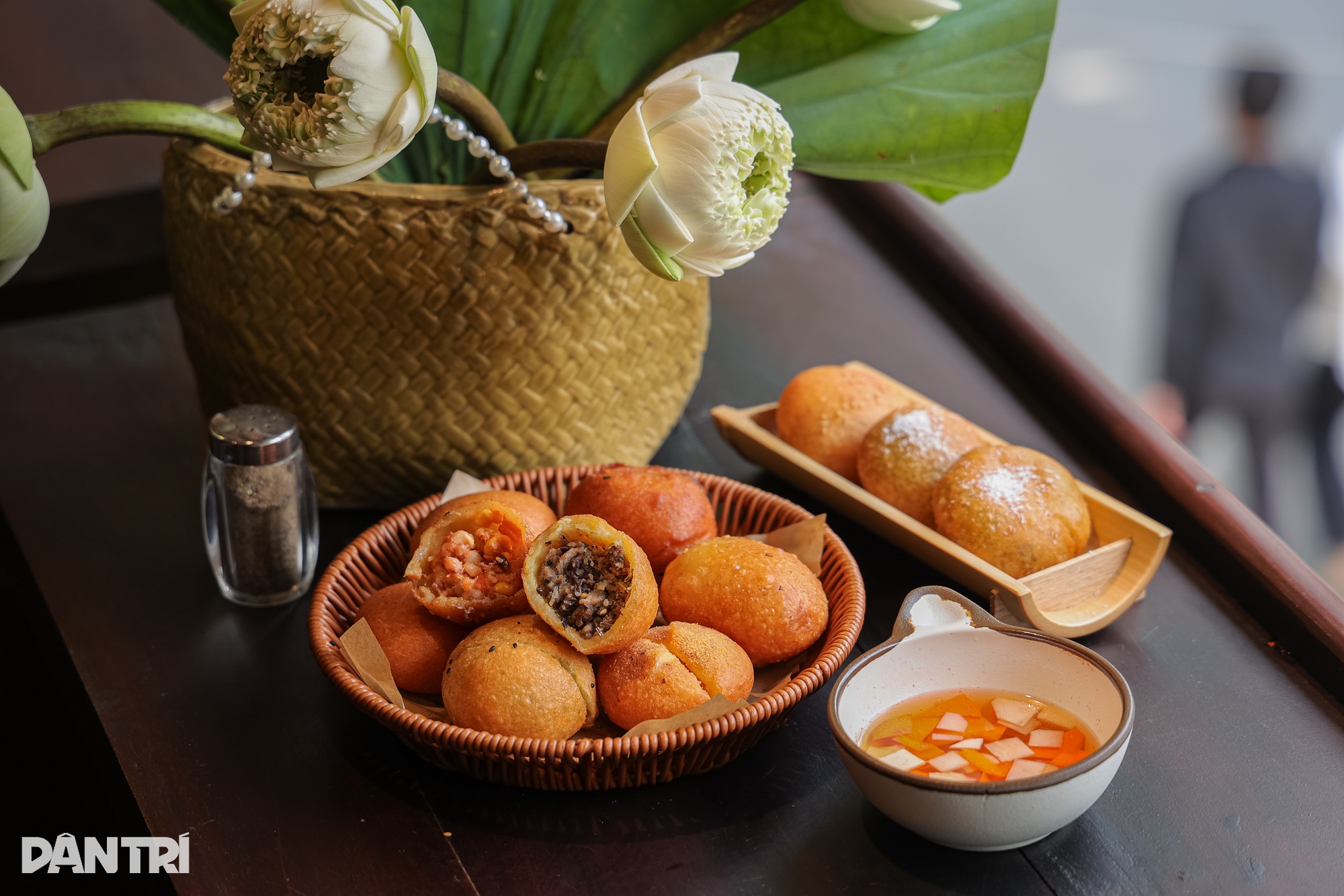 Hà Nội: Quán bánh rán phong cách quý tộc khách như xuyên không về quá khứ - 1