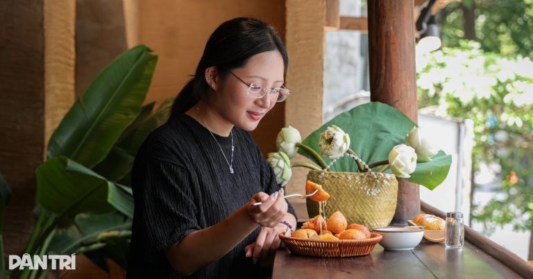 Hà Nội: Quán bánh rán phong cách “quý tộc” khách như xuyên không về quá khứ Hà Nội: Quán bánh rán phong cách “quý tộc” khách như xuyên không về quá khứ