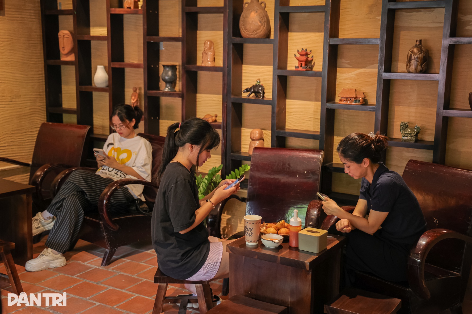 Hà Nội: Quán bánh rán phong cách quý tộc khách như xuyên không về quá khứ - 3