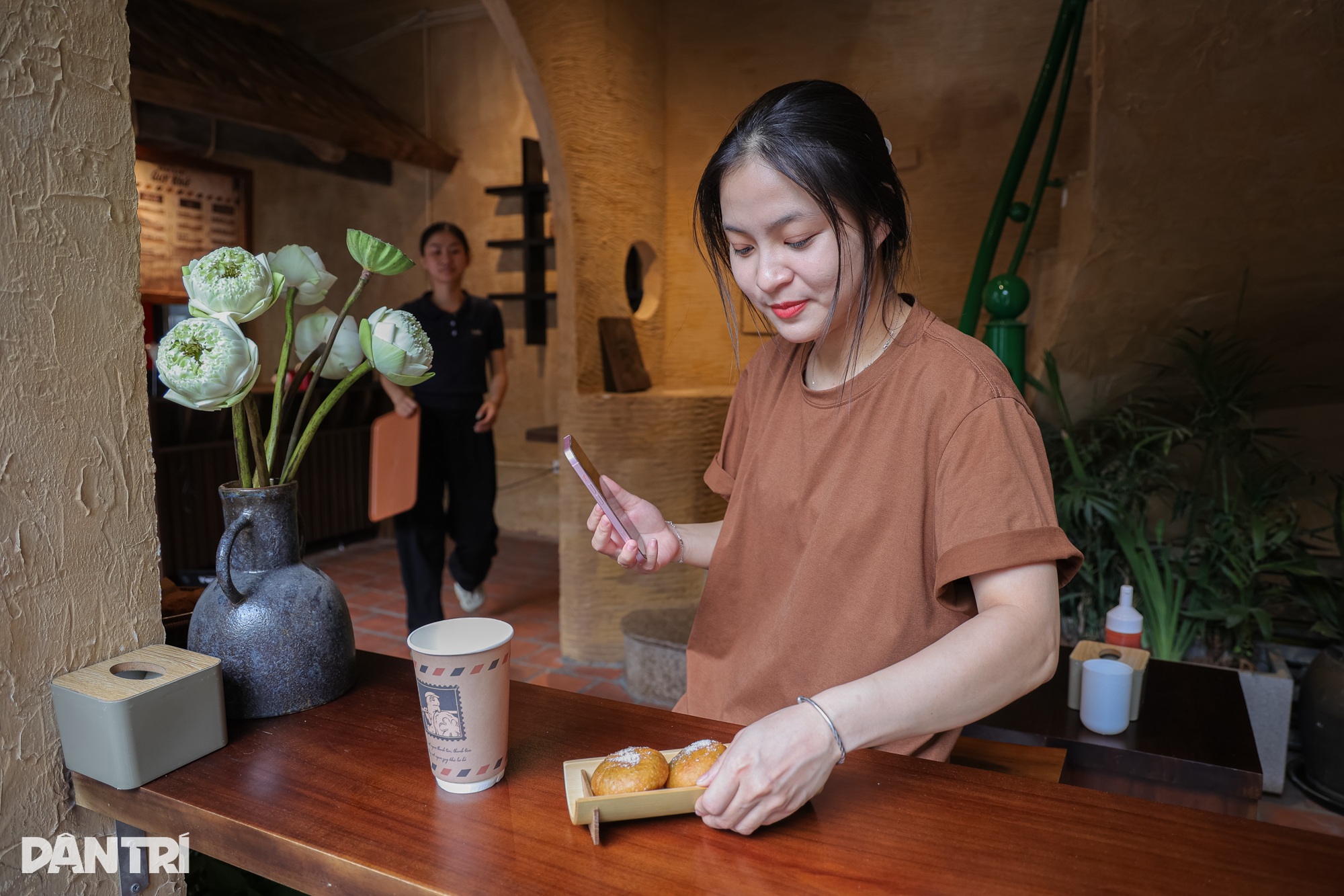 Hà Nội: Quán bánh rán phong cách quý tộc khách như xuyên không về quá khứ - 4