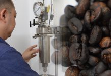 Độc đáo cà phê rang bằng nước ở TPHCM, khách nước ngoài không lo bị “say”