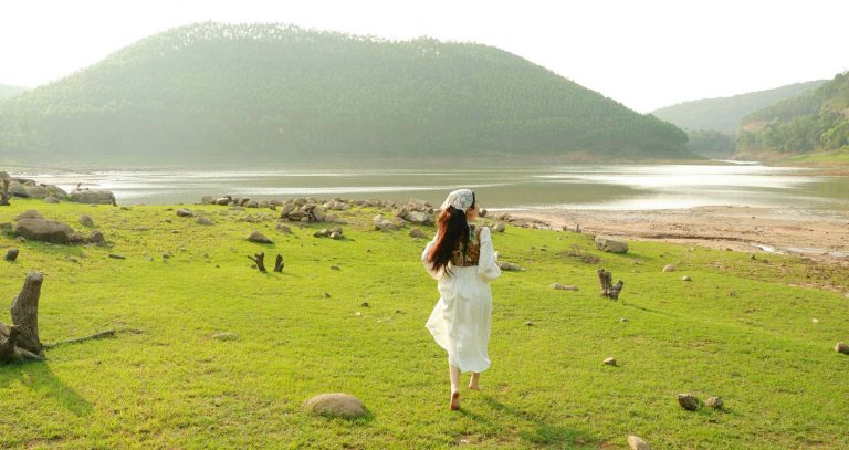 Điểm đến cách Hà Nội 80km có thác nước mát lạnh, bãi cỏ rộng mênh mông Điểm đến cách Hà Nội 80km có thác nước mát lạnh, bãi cỏ rộng mênh mông