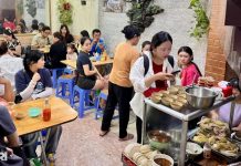 Quán phở gà chấm độc lạ ở Hà Nội, khách muốn ăn phải xếp hàng và “có duyên”