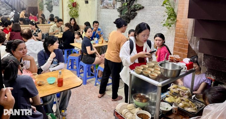 Quán phở gà chấm độc lạ ở Hà Nội, khách muốn ăn phải xếp hàng và “có duyên”