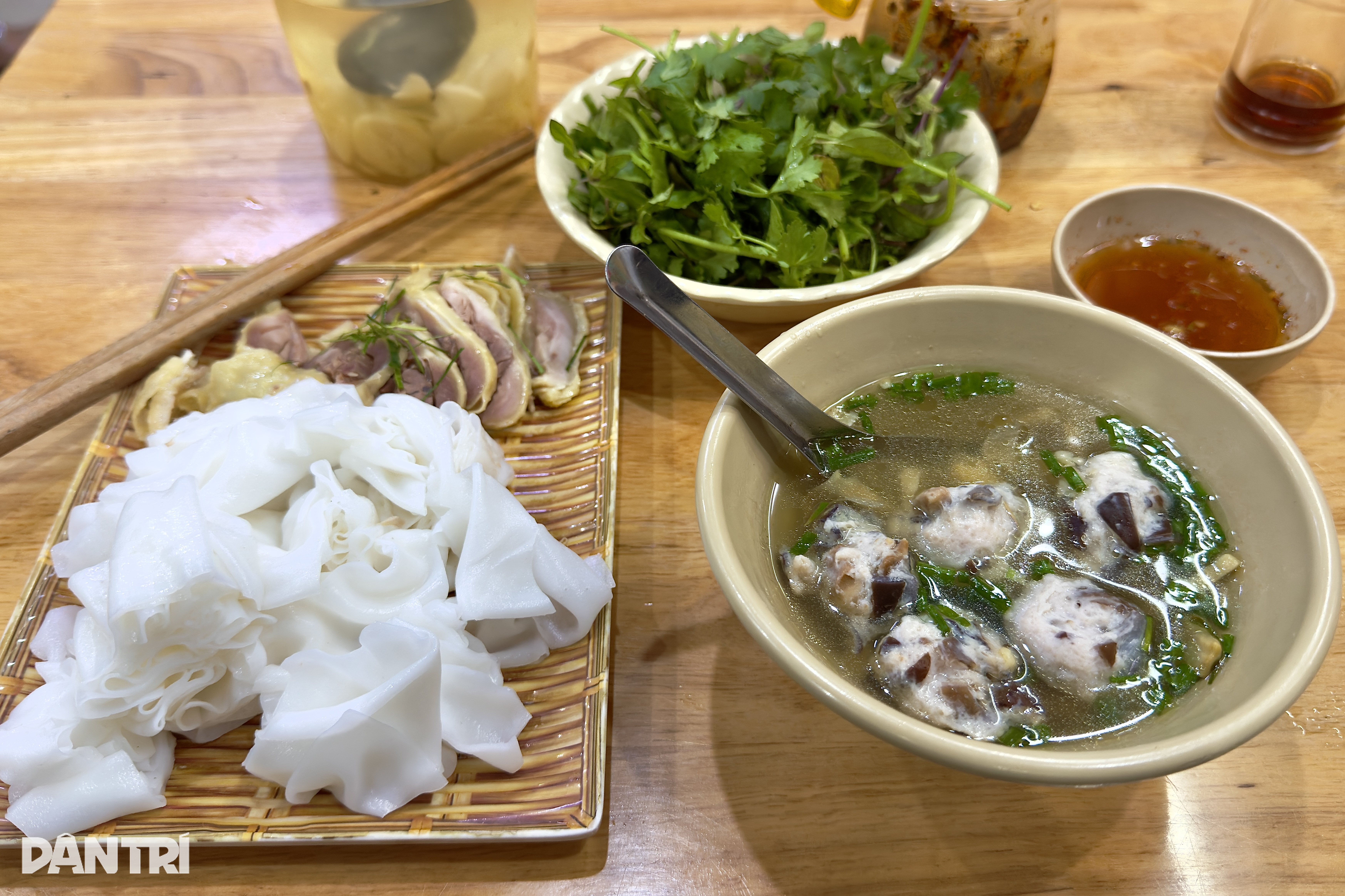 Quán phở gà chấm độc lạ ở Hà Nội, khách muốn ăn phải xếp hàng và có duyên - 1