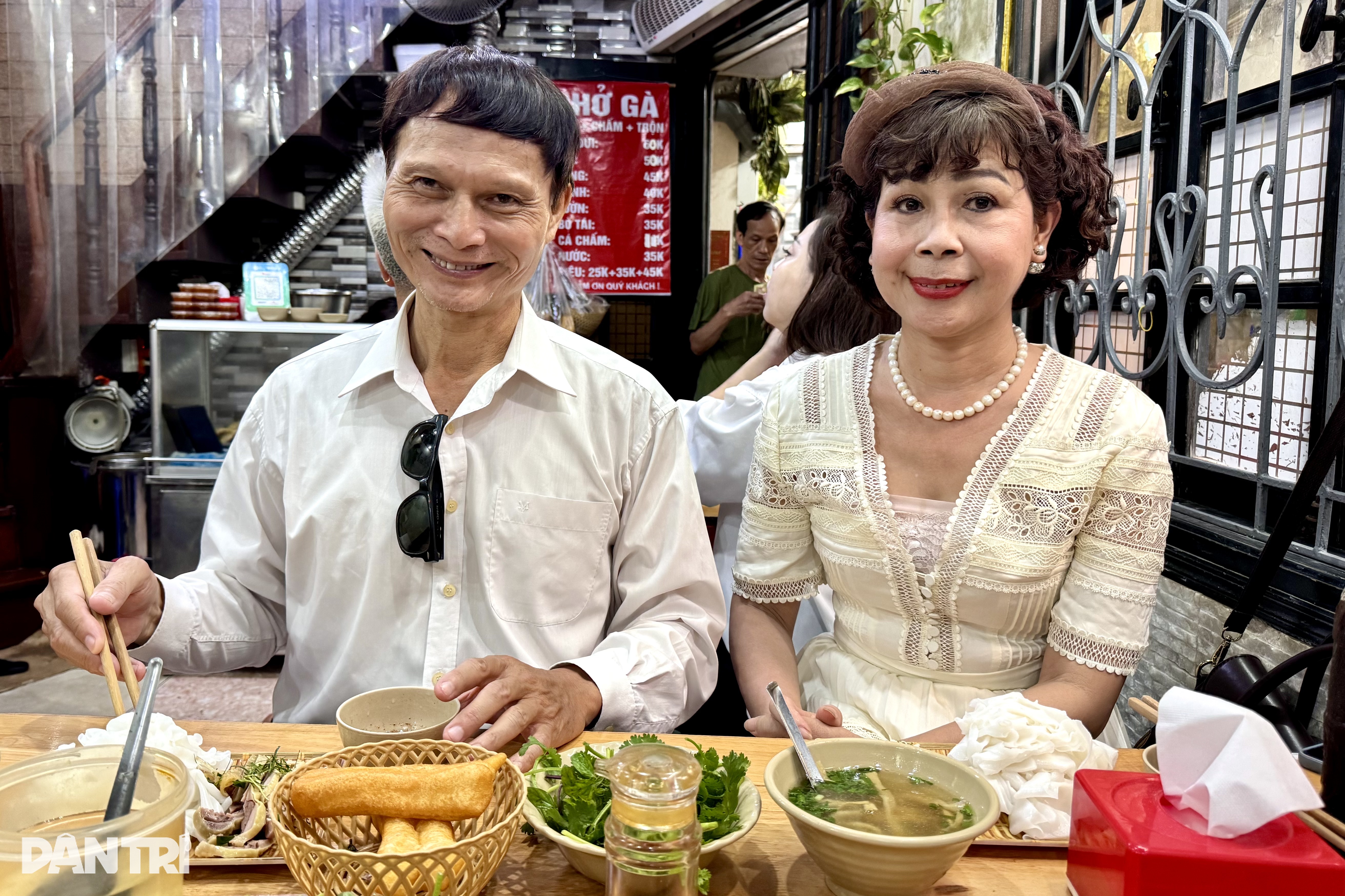 Quán phở gà chấm độc lạ ở Hà Nội, khách muốn ăn phải xếp hàng và có duyên - 3