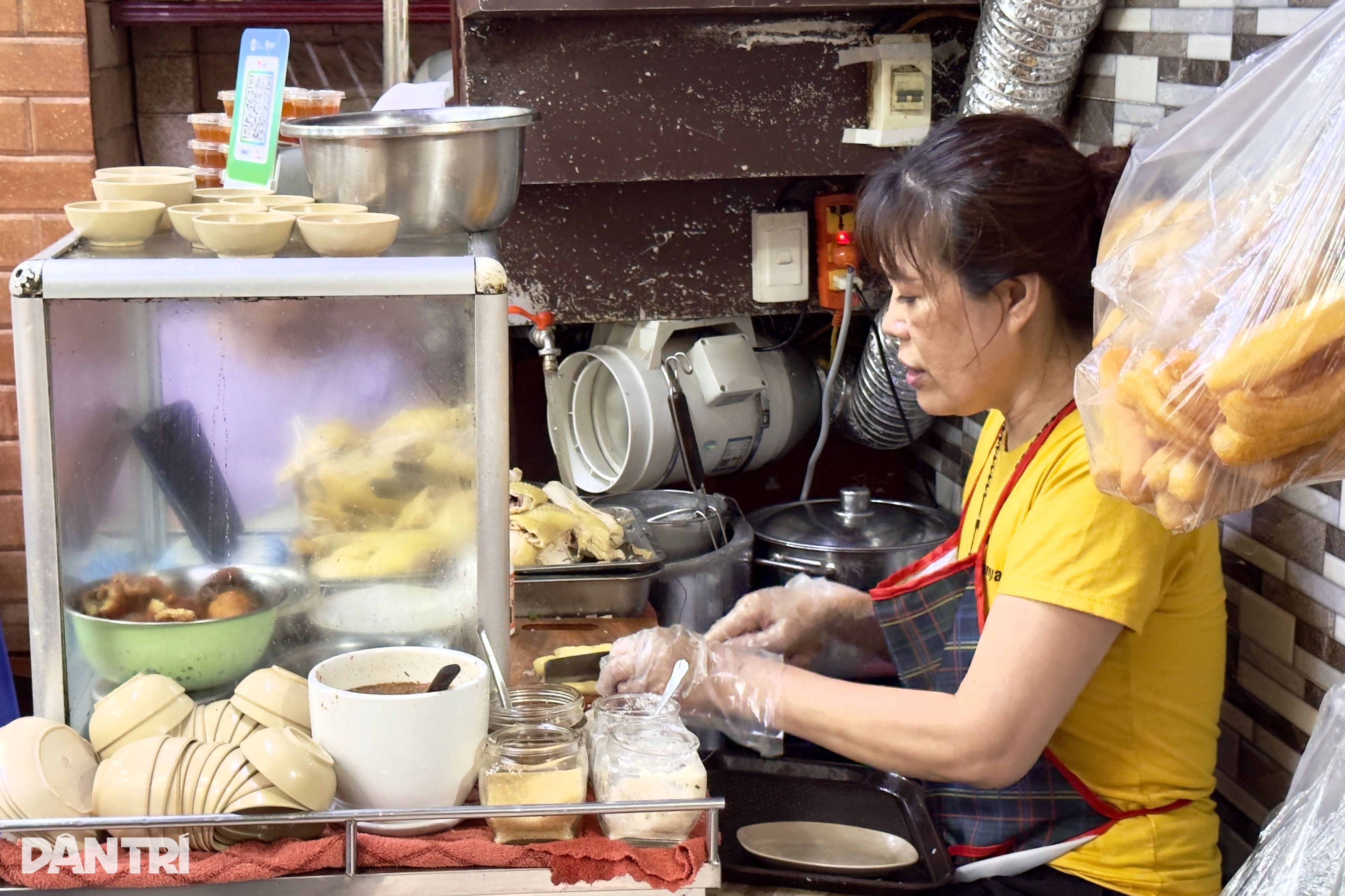 Quán phở gà chấm độc lạ ở Hà Nội, khách muốn ăn phải xếp hàng và có duyên - 5