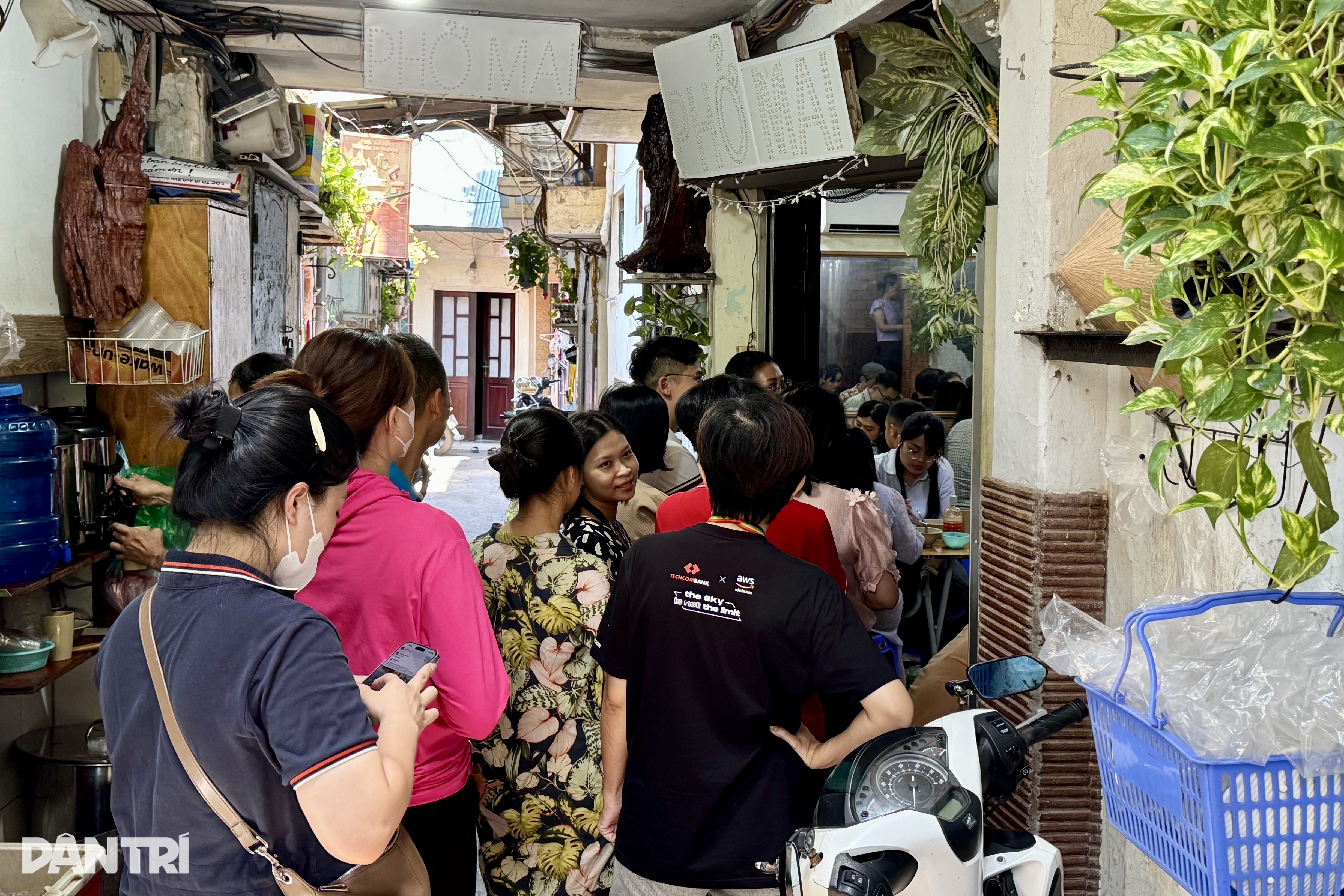 Quán phở gà chấm độc lạ ở Hà Nội, khách muốn ăn phải xếp hàng và có duyên - 4