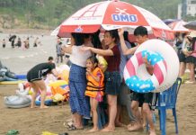 Mưa to, hàng nghìn du khách vẫn vô tư tắm biển Sầm Sơn