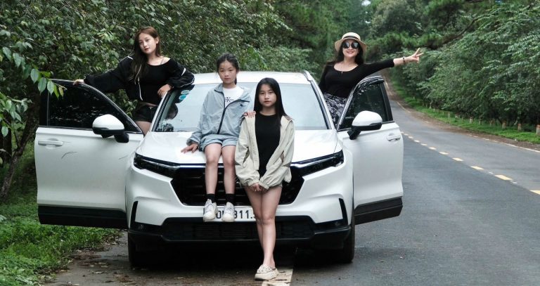 Nữ giám đốc ở Hà Nội tự lái ô tô hơn 4.000km, đưa 3 con gái xuyên Việt Nữ giám đốc ở Hà Nội tự lái ô tô hơn 4.000km, đưa 3 con gái xuyên Việt