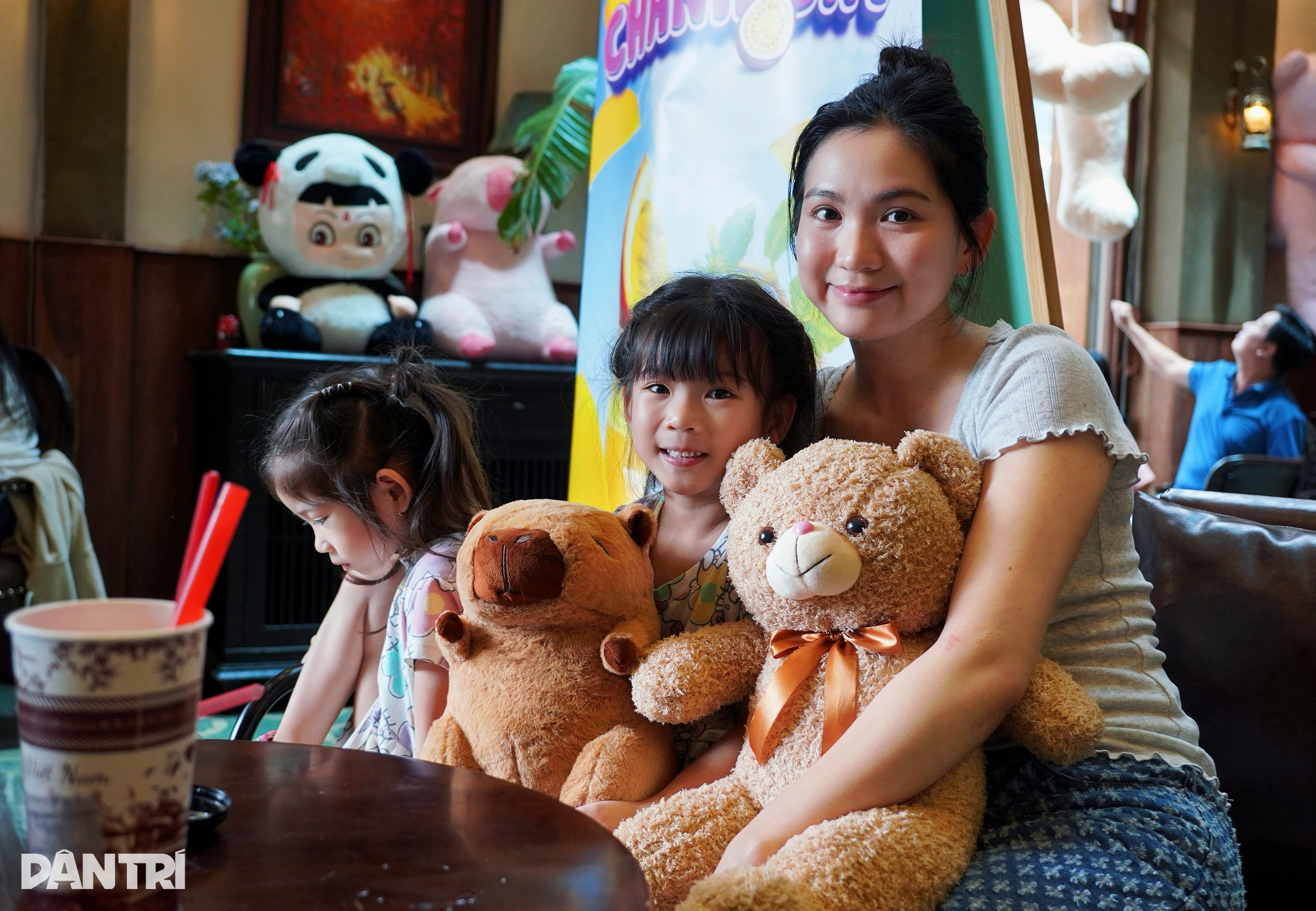 Quán cà phê treo hơn 700 con gấu bông gây sốt TPHCM, bảo vệ túc trực 24/24 - 5