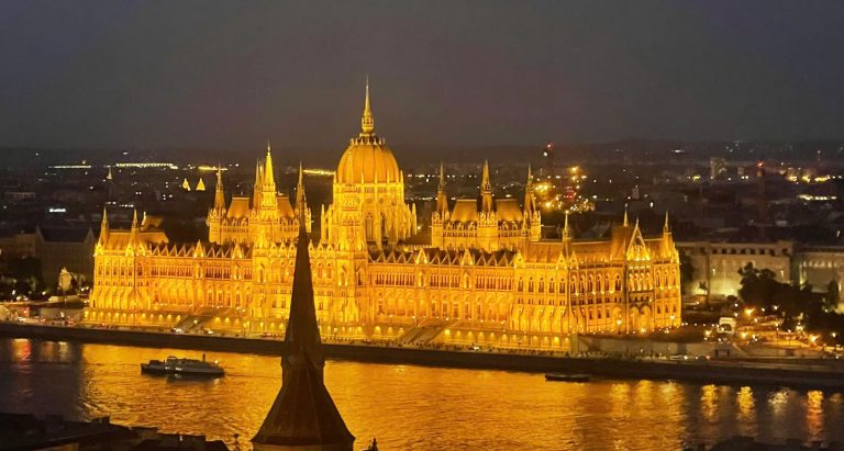 Tòa nhà Quốc hội Hungary vàng rực, đẹp nao lòng bên dòng Danube