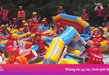 Kẹt cứng xuồng phao trong hẻm núi ở Trung Quốc